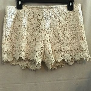 Flower lace cream shorts